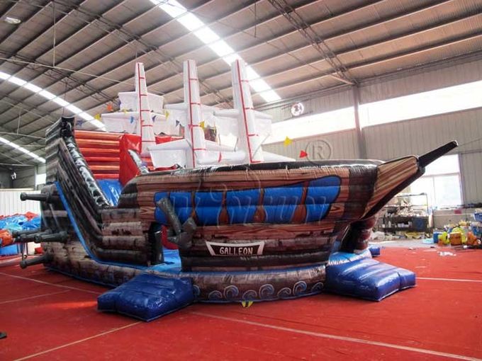 La glissière sèche gonflable de style de bateau de pirate dans 10x6x3m/a adapté la taille aux besoins du client