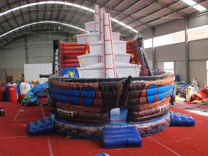 La glissière sèche gonflable de style de bateau de pirate dans 10x6x3m/a adapté la taille aux besoins du client