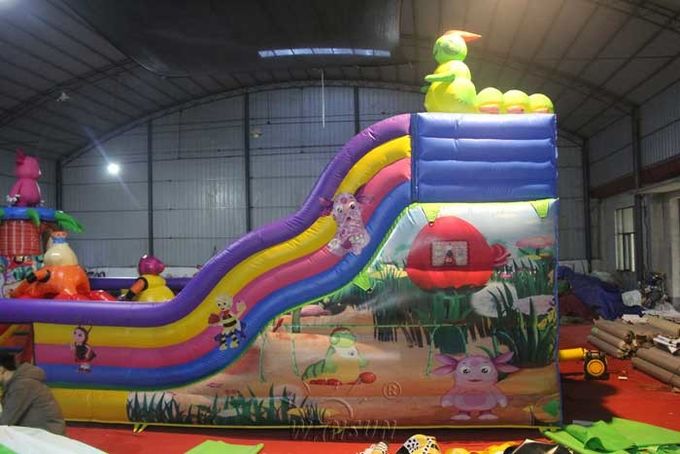 Luntik et son terrain de jeu d'enfant en bas âge d'amis/parc d'attractions gonflables avec la glissière