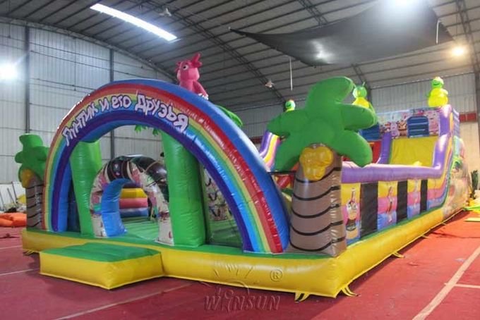 Luntik et son terrain de jeu d'enfant en bas âge d'amis/parc d'attractions gonflables avec la glissière